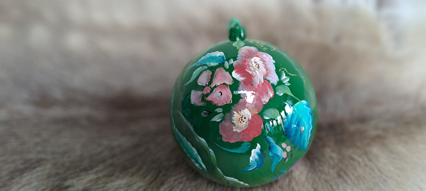 Handbeschilderde groene kerst/ decoratiebal met bloemen! "Botanica"