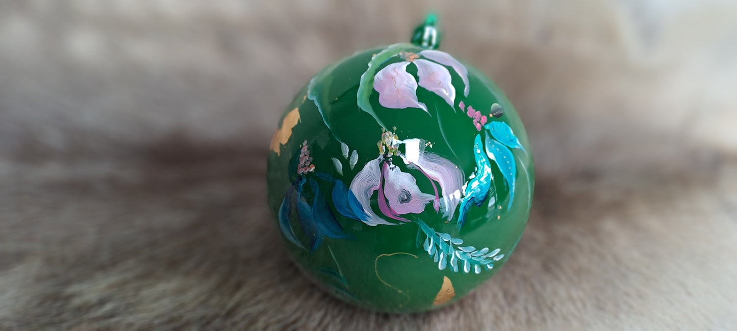 Handbeschilderde groene kerst/ decoratiebal met bloemen! "Botanica"
