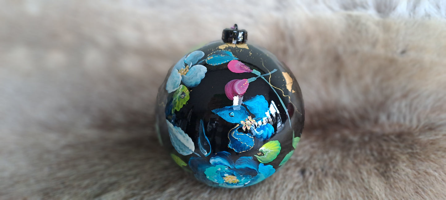 Zwarte kerst/decoratiebal met blauwe bloemen! "Winter Blue"