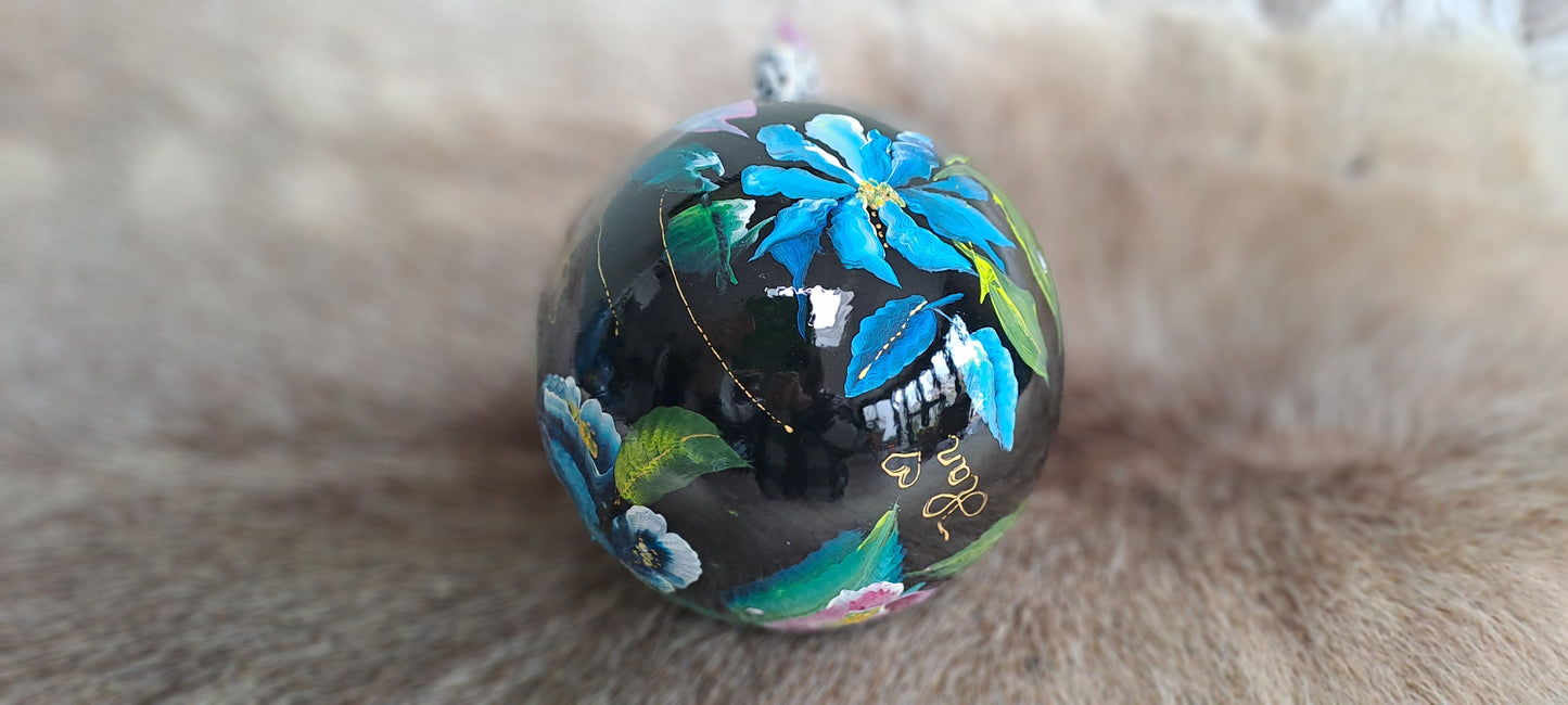Zwarte kerst/decoratiebal met blauwe bloemen! "Winter Blue"
