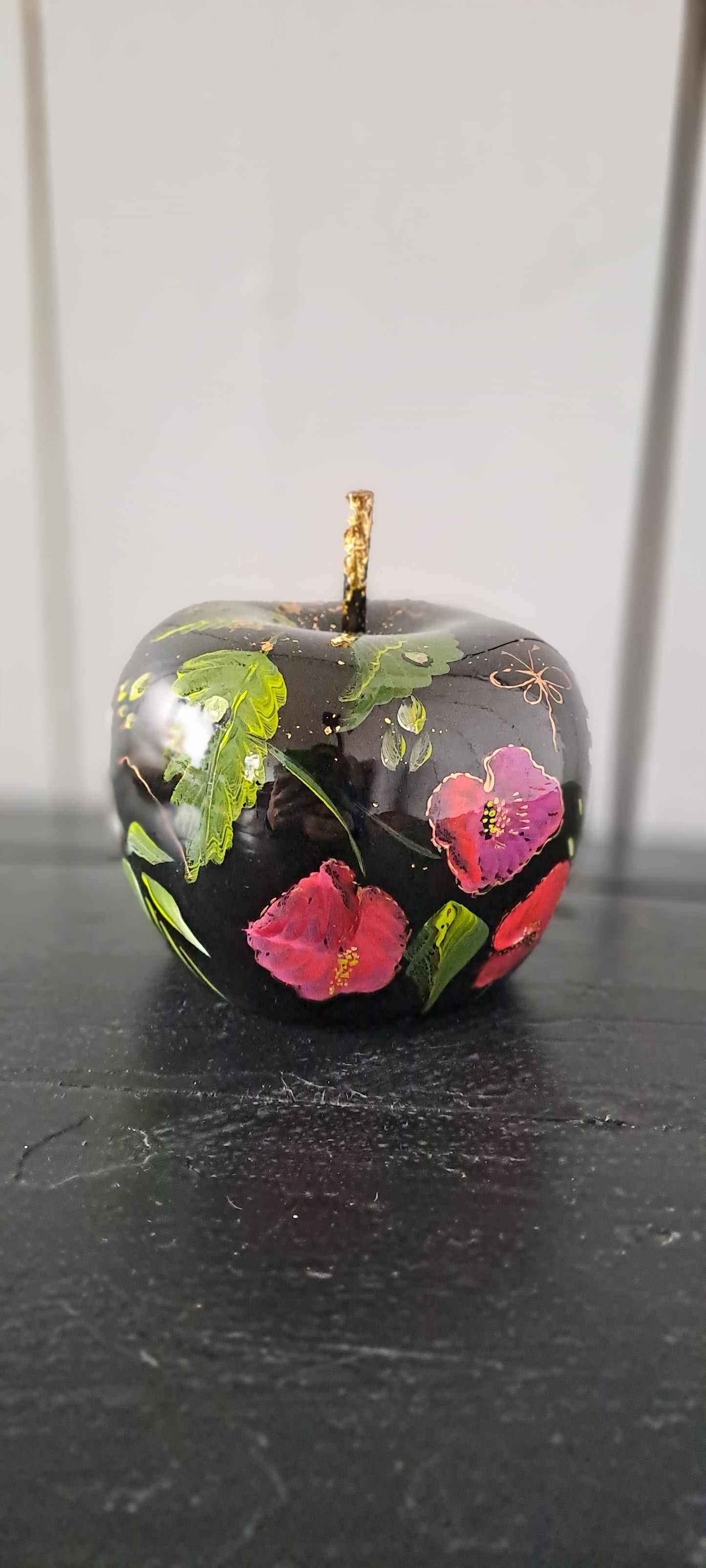 Decoratie appel keramiek zwart met bloemen " Night flower"