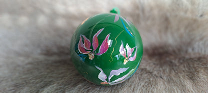 Groene kerst/decoratiebal met gouden accenten " Bloom Ball"