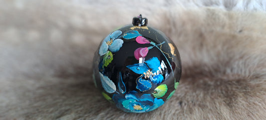Zwarte kerstbal met blauwe bloemen