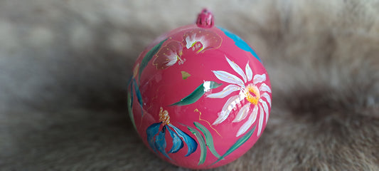 Handbeschilderde roze kerstbal