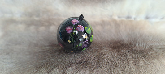 Zwarte kerstbal met paars-groene bloemen