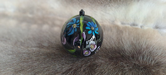 Zwarte kerstbal met groen- blauw- paarse bloemen