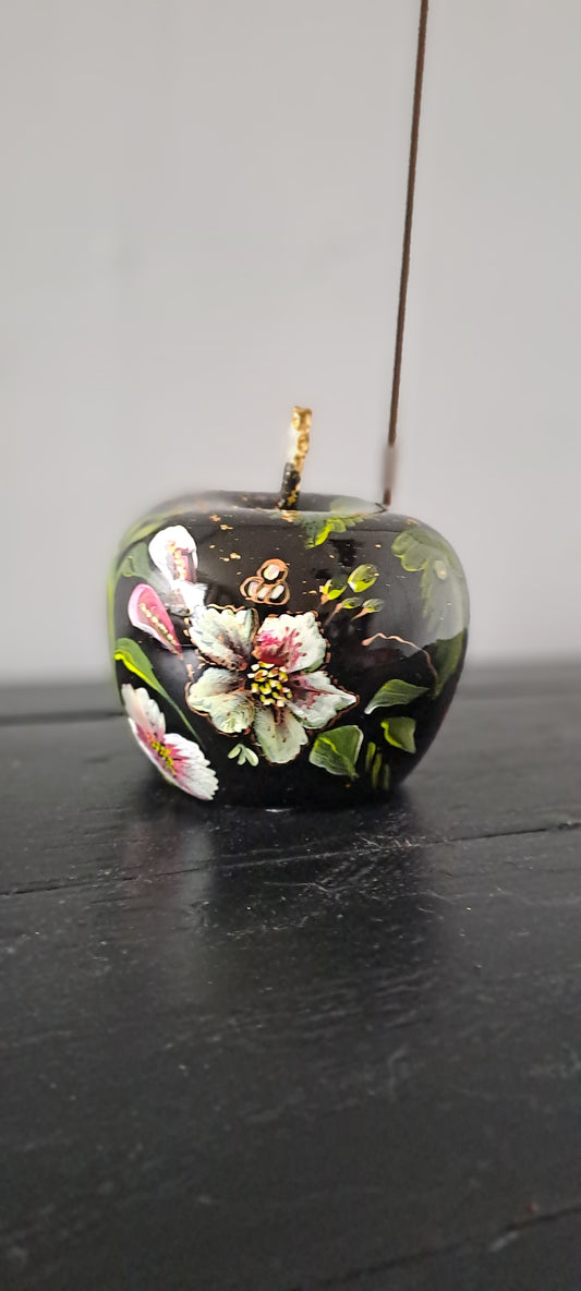 Decoratie appel keramiek zwart met bloemen